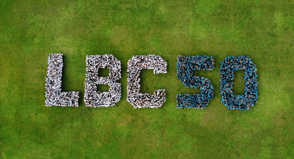 新西兰留学/北岸高中Long Bay College长湾中学，一幅画传递着建校50周年的校园精神！