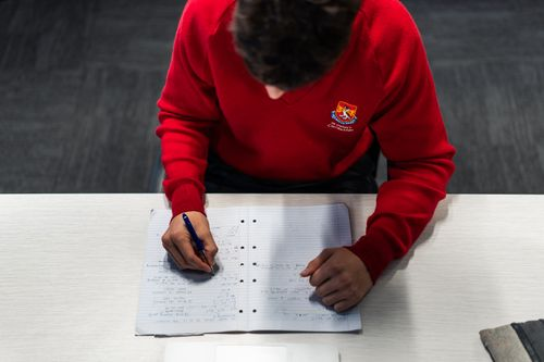 新西兰留学｜剑桥圣彼得中学：IB/NCEA双通道，走读+寄宿，校园就是风景区，这所新西兰中学为何如此独特？