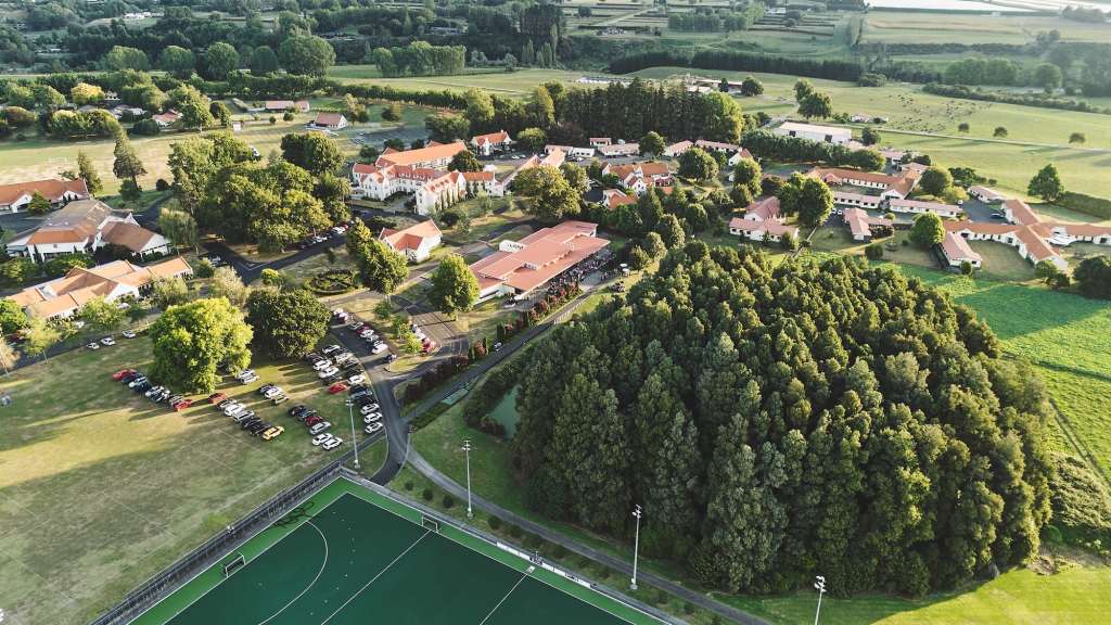 新西兰留学｜剑桥圣彼得中学：IB/NCEA双通道，走读+寄宿，校园就是风景区，这所新西兰中学为何如此独特？