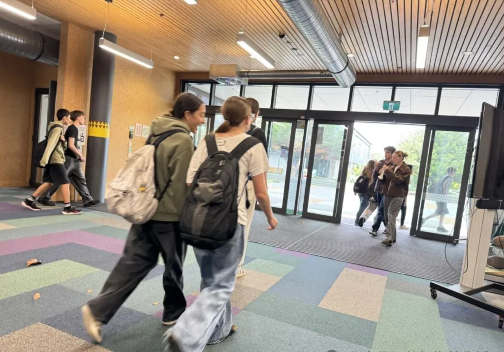 留学新西兰这所“穿衣自由的高中”探校！不用穿校服就可以上学的西泉中学（Western Springs College）！