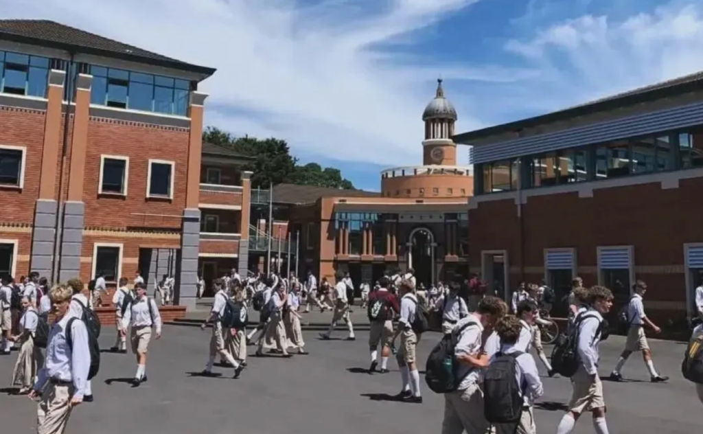 留学新西兰国王学校King’s College顶级贵族私立。走读+寄宿 剑桥+NCEA双轨制，这所百年名校！家长必看！