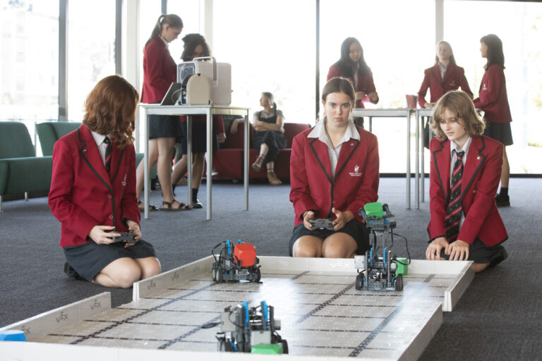 新西兰留学/成就卓越女孩：STEAM、Gateway实习计划、成绩与能力双提升，西湖女子高中Westlake Girls 全解析