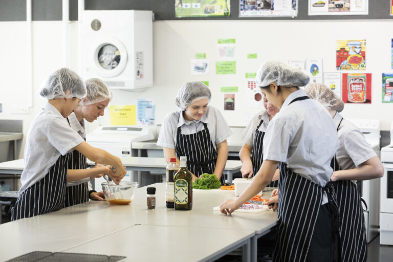 新西兰留学/成就卓越女孩：STEAM、Gateway实习计划、成绩与能力双提升，西湖女子高中Westlake Girls 全解析